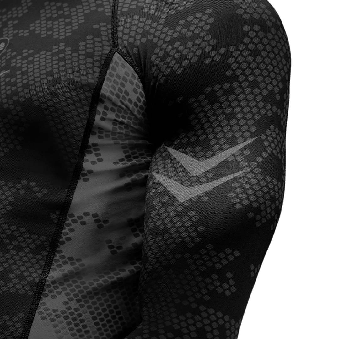 Tampilan dekat dari desain bahu Rashguard Peringkat Hayabusa hitam