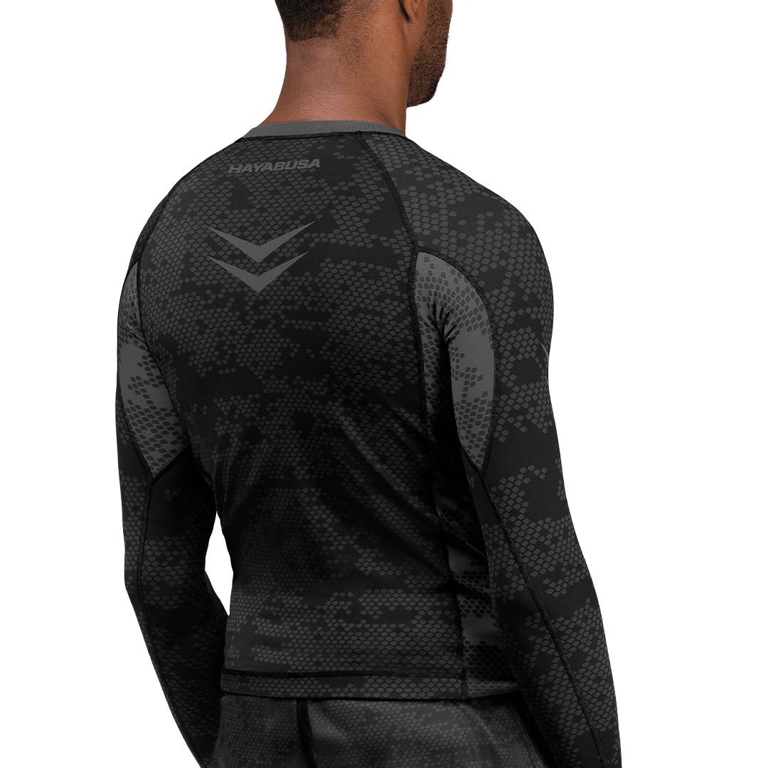 Tampak belakang Rashguard Peringkat Hayabusa hitam dengan pegangan silikon