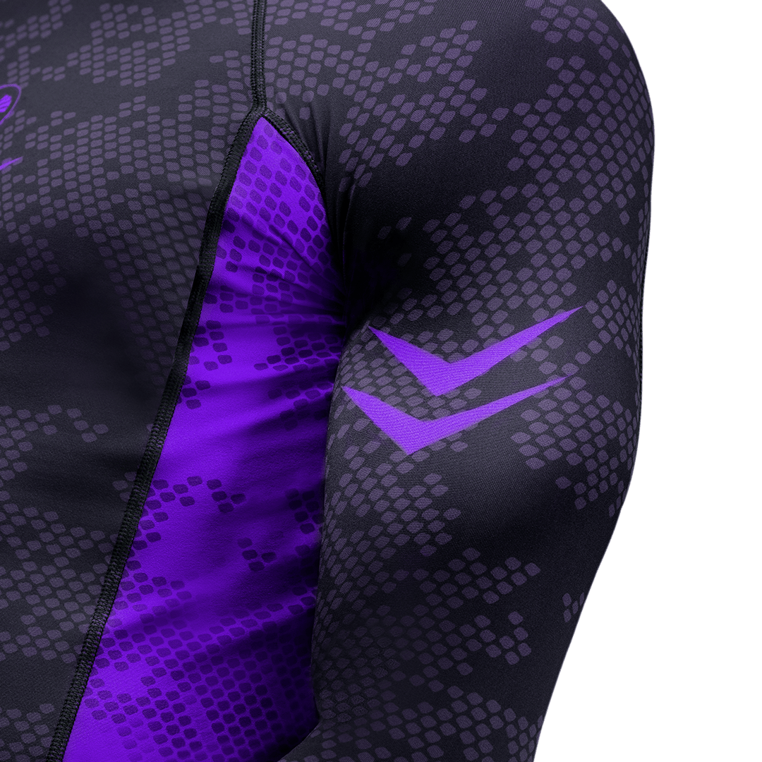 Detail close-up struktur bahu pada Rashguard ungu Peringkat