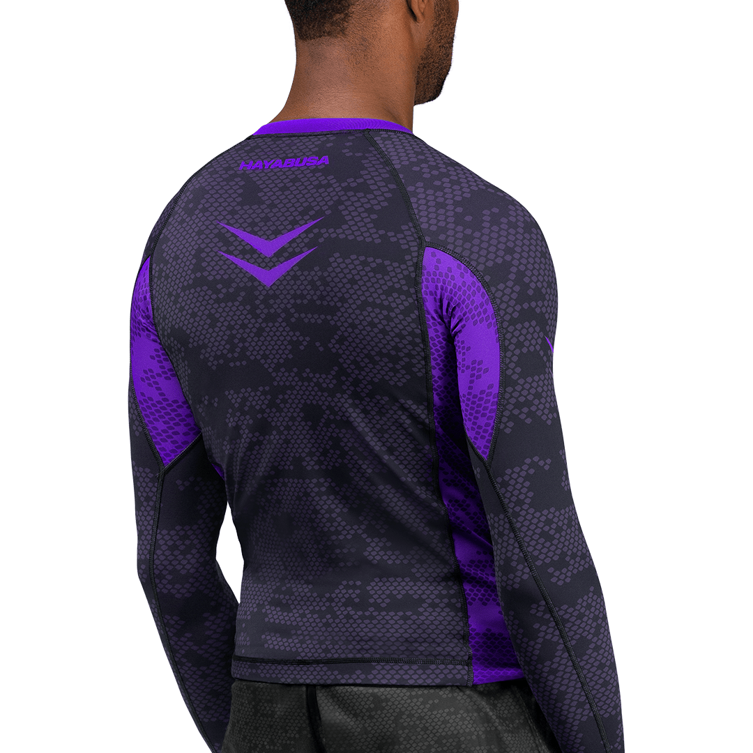 Tampak belakang Rashguard ungu Hayabusa, jahitan flatlock anti lecet