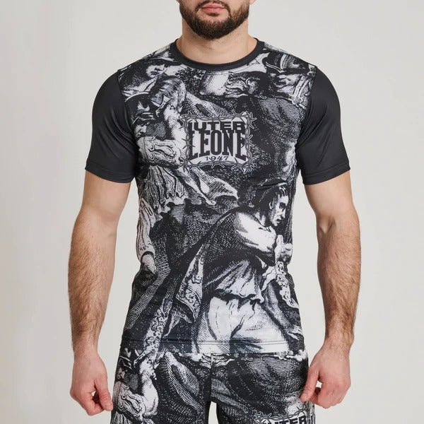Rashguard LEONE x IUTER Prikkeldraad vooraanzicht op model voor MMA-training en worstelen
