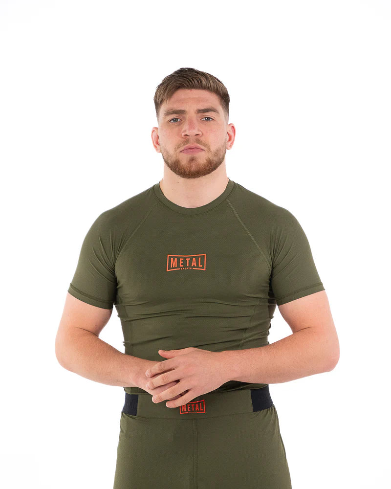 Vista frontale principale rashguard performance Metal Boxe verde oliva alta qualità