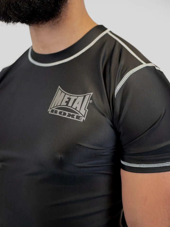 Détail avant du rashguard Metal Boxing pour hommes, accent sur la bande élastique en caoutchouc antidérapante