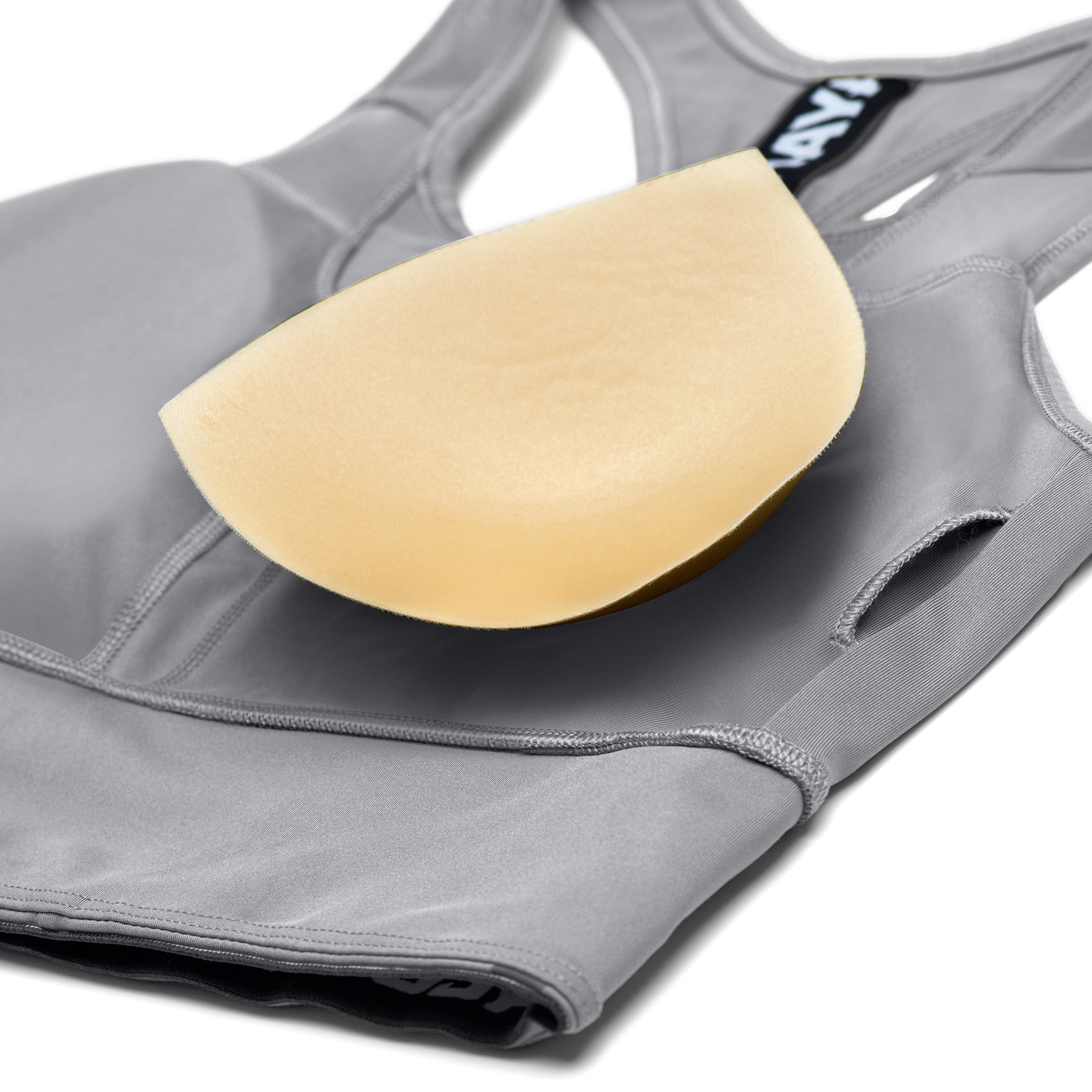 Primo piano delle coppe imbottite estraibili del reggiseno sportivo grigio, texture mesh