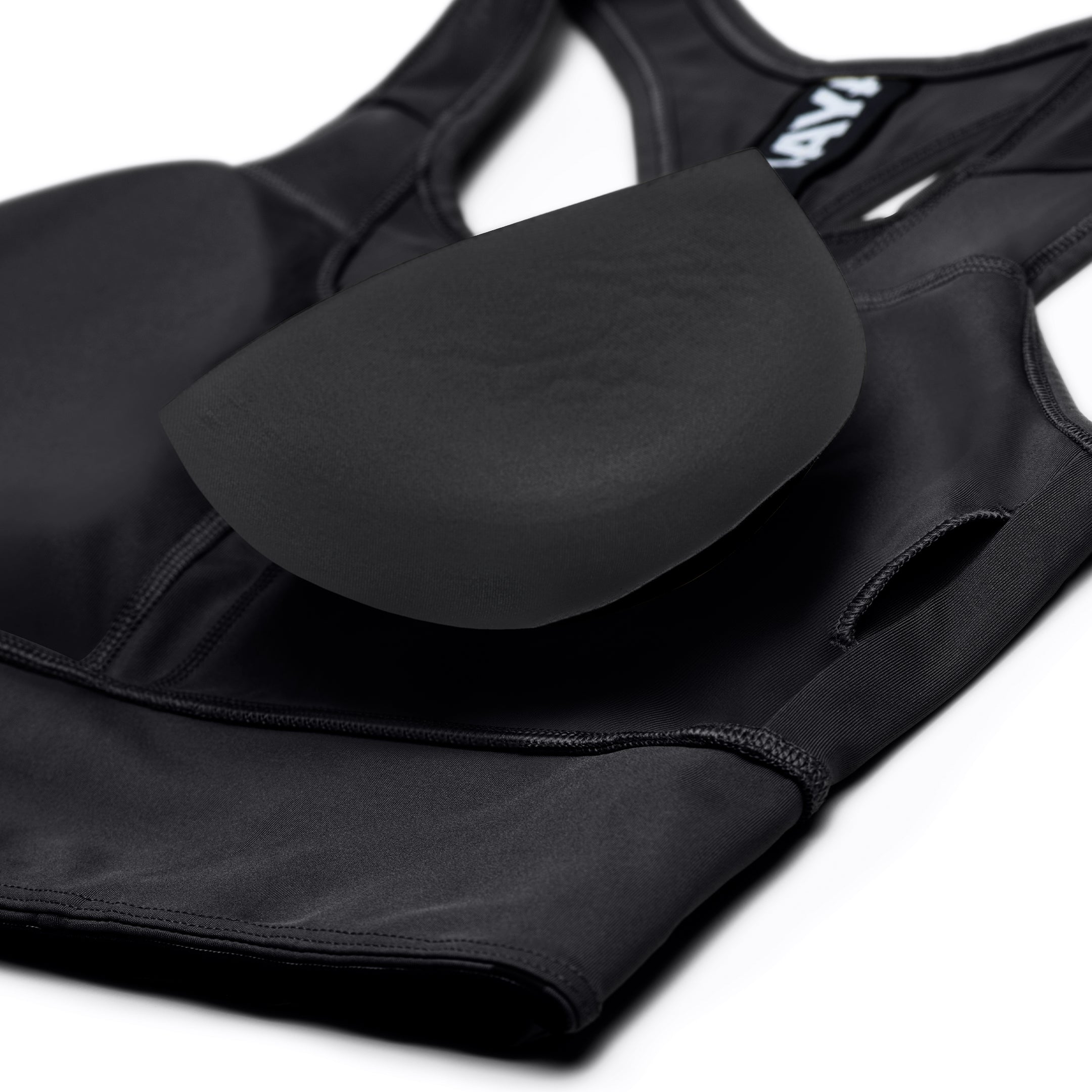 Dettaglio ravvicinato della tasca interna e delle coppe imbottite rimovibili del reggiseno nero