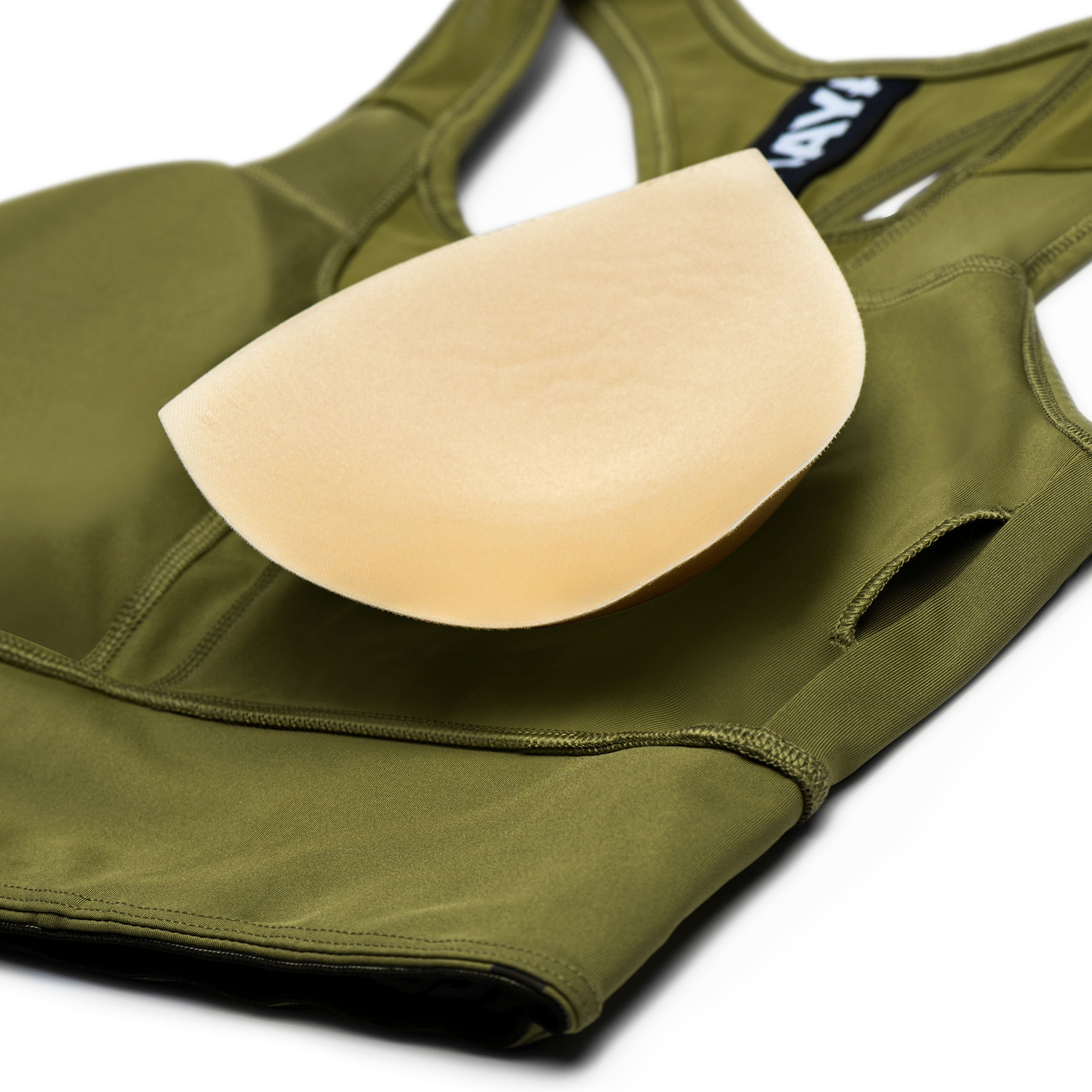 Dettaglio ravvicinato delle tasche interne per le coppe estraibili del reggiseno verde oliva