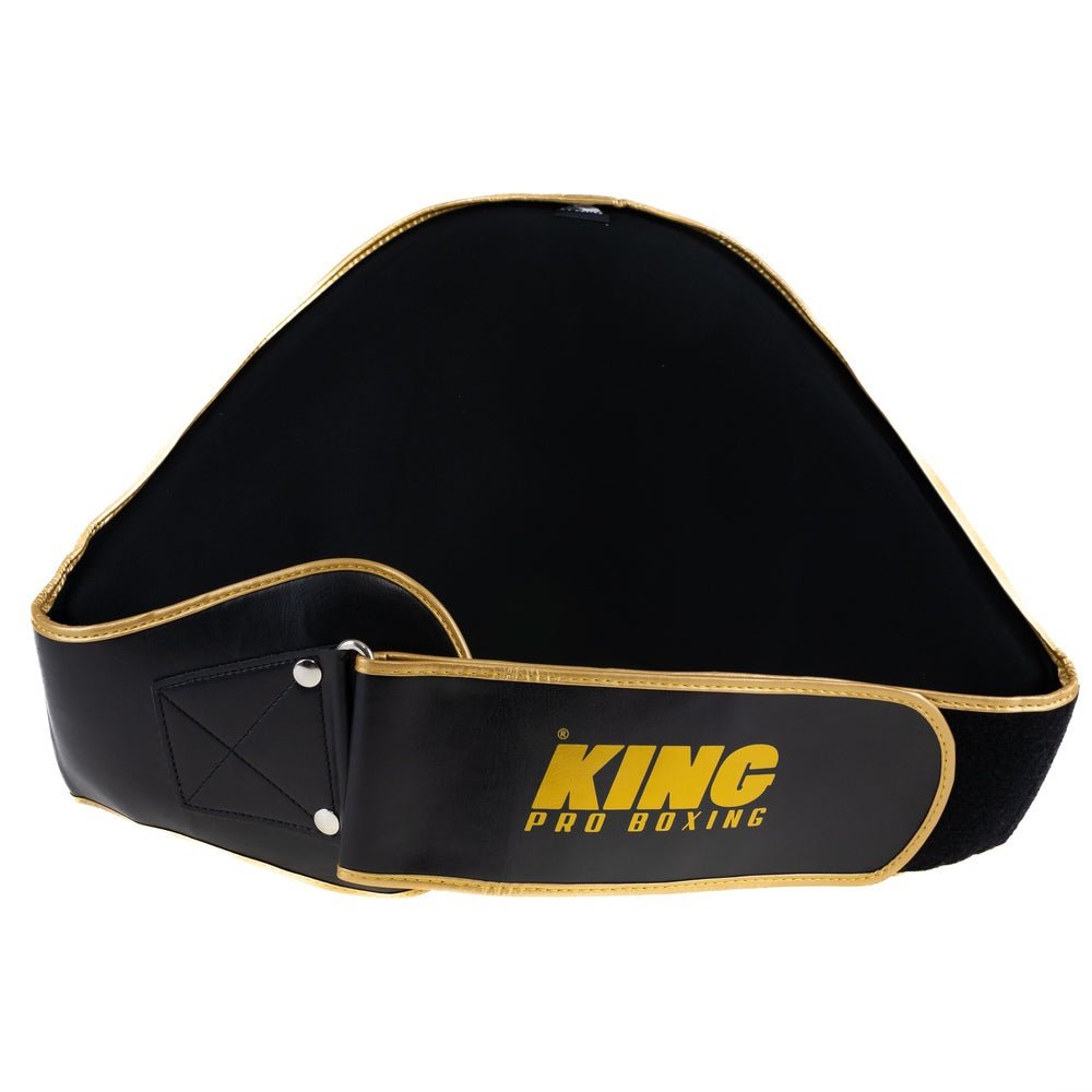 Detail systému zapínání a bederní opěrky profesionálního pásu King Pro Boxing