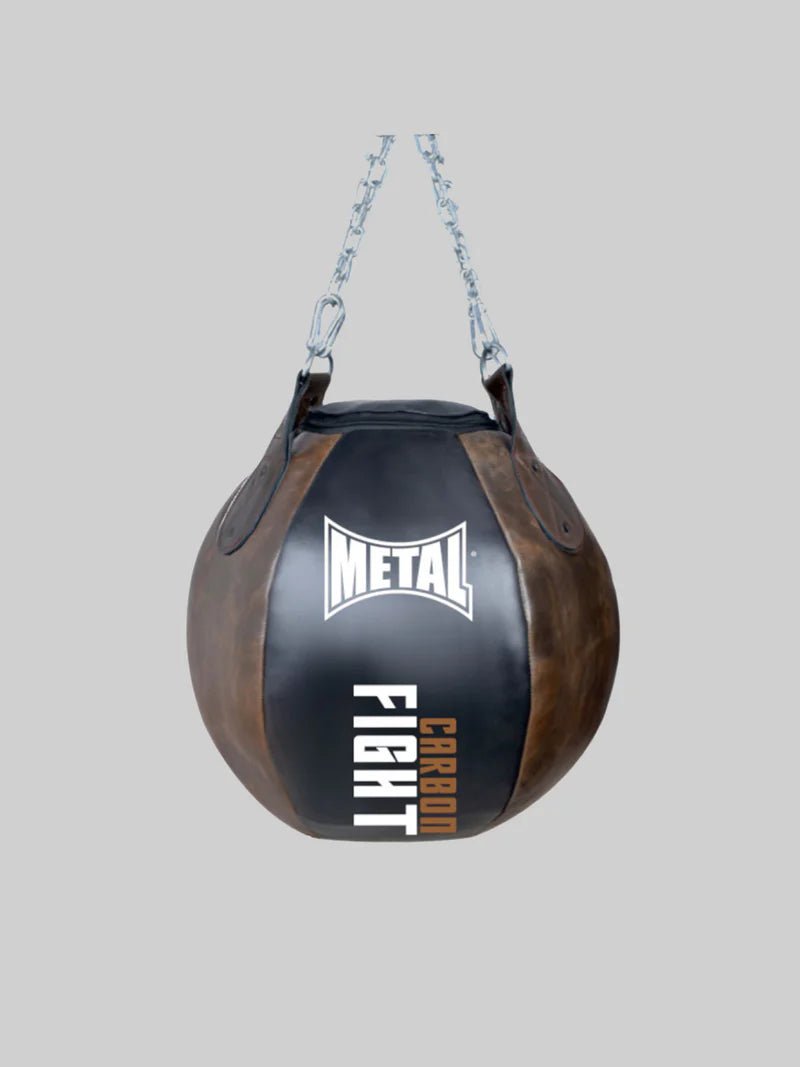 Vue de face du sac de boxe Metal Boxe Monster Ball Carbon 12 balles, design vintage en cuir de buffle noir et marron