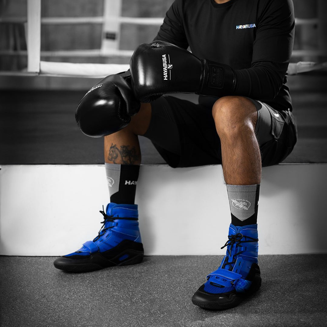 Detail der blauen Hayabusa Strike-Schuhe, die ein Sportler trägt