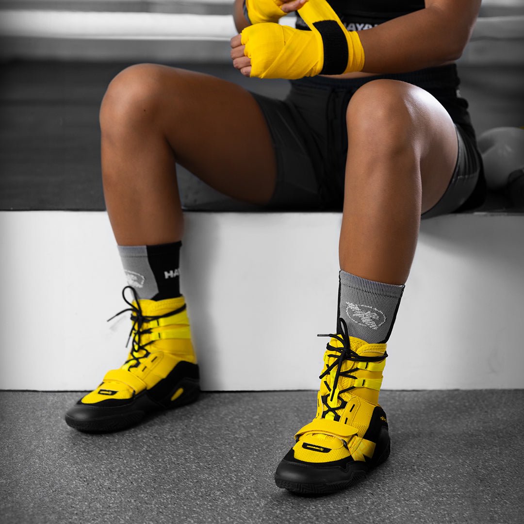 Boxer in Aktion mit gelben Hayabusa Strike-Boxschuhen