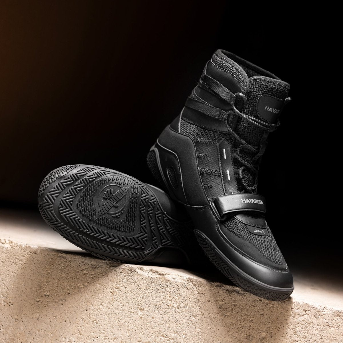 Detail der ruhenden schwarzen Hayabusa Strike Boxschuhe