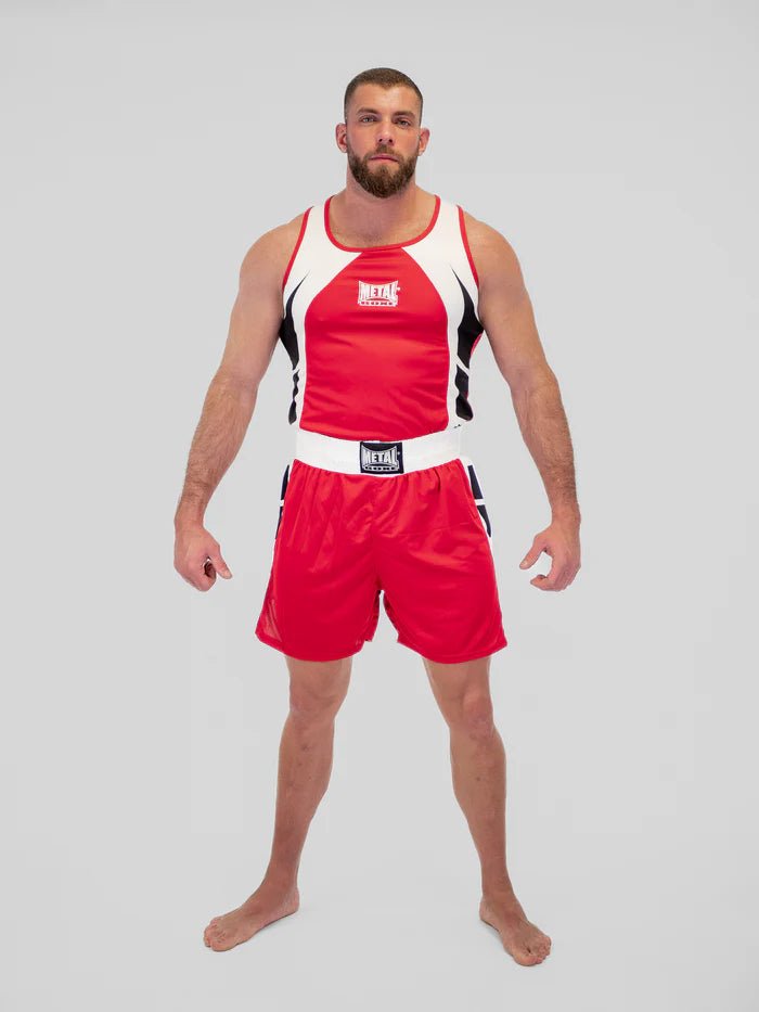 Set de competiție de box cu vedere frontală, maieu și pantaloni scurți roșii Metal Boxe