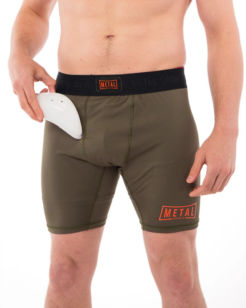 Pantaloni scurți de compresie pentru bărbați cu vedere frontală Metal Boxe verde olive colecția Metal Sports