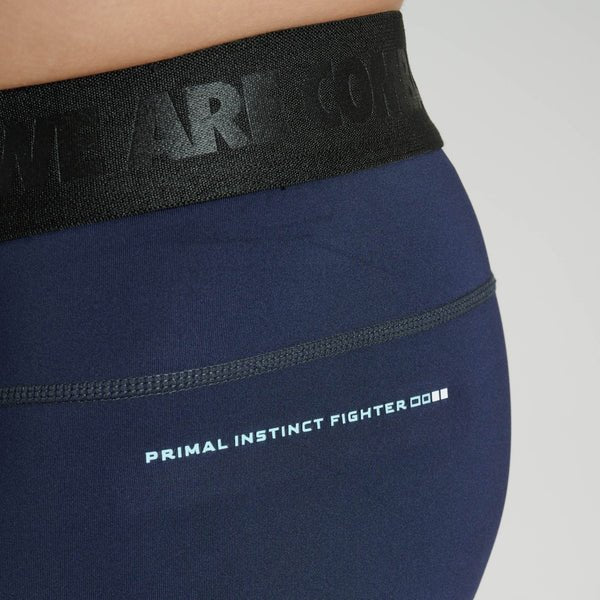 Détail de l'écriture Leone imprimée sur le short de compression bleu