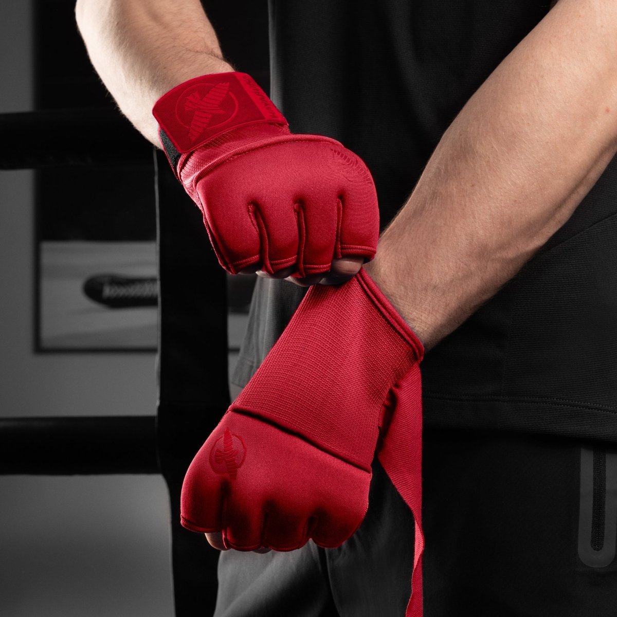 Nošené červené podrukavice Hayabusa Deluxe, detail gumičky na zápěstí