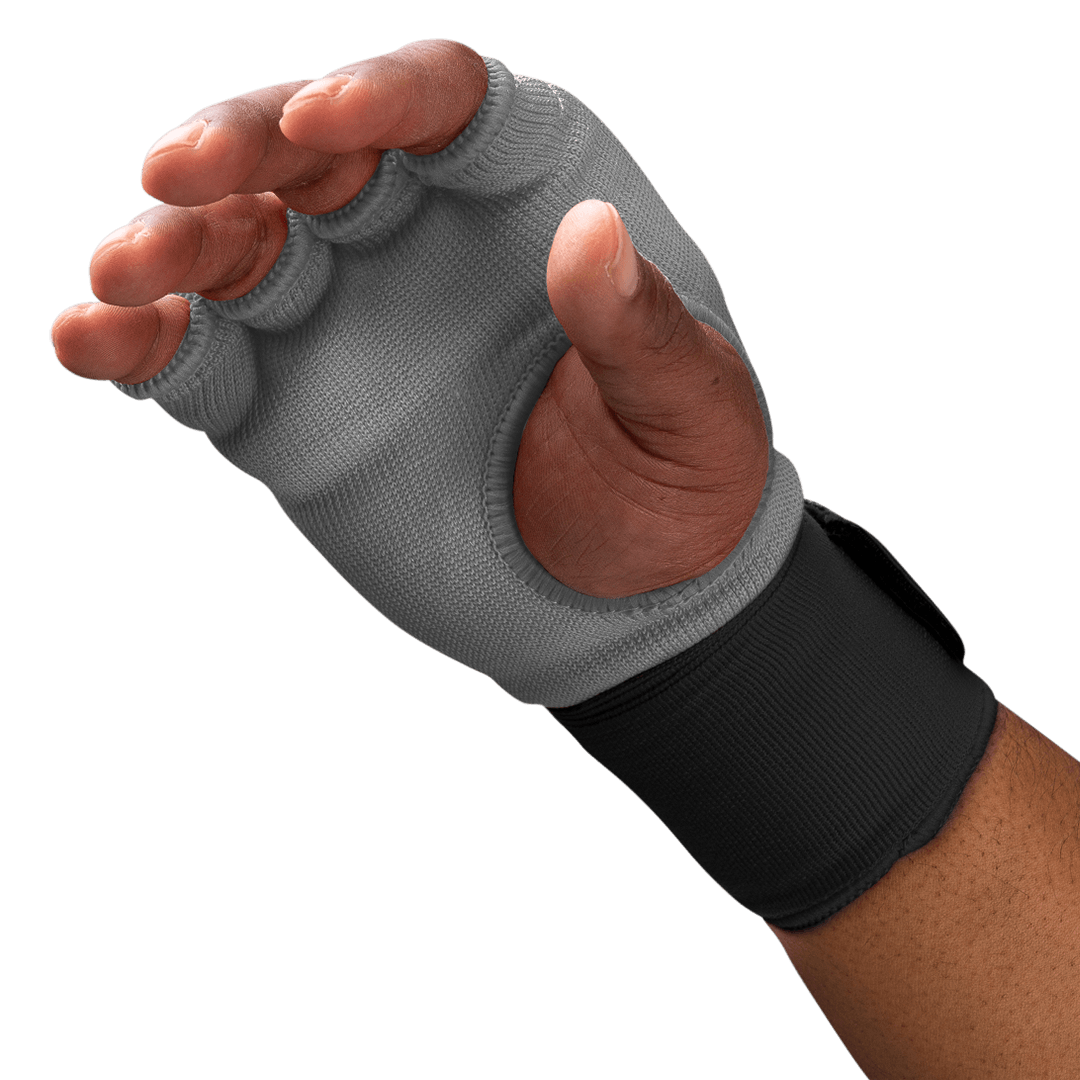 Nahaufnahme der mit Gel gepolsterten Knöchel des abgenutzten grauen Hayabusa-Handschuhs