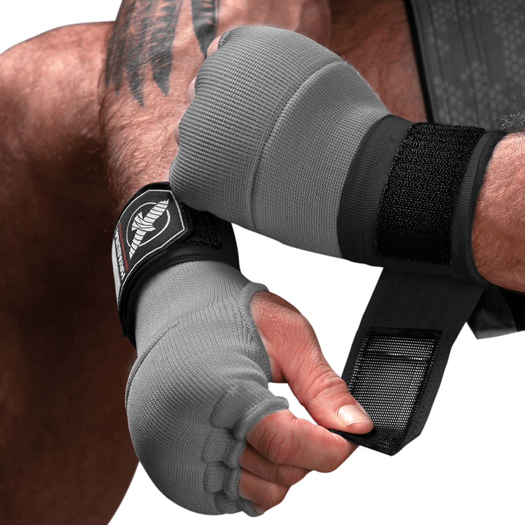 Grauer Hayabusa Quick Wrap Liner, getragen mit einem entspannten Band im mexikanischen Stil
