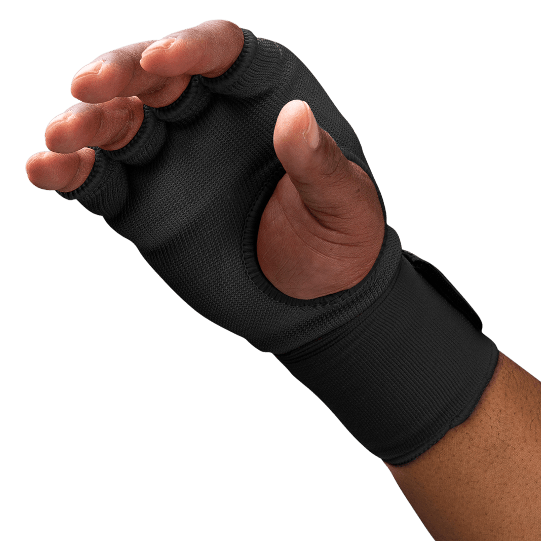 Nahaufnahme der mit Gel gepolsterten Knöchel des getragenen schwarzen Hayabusa-Handschuhs