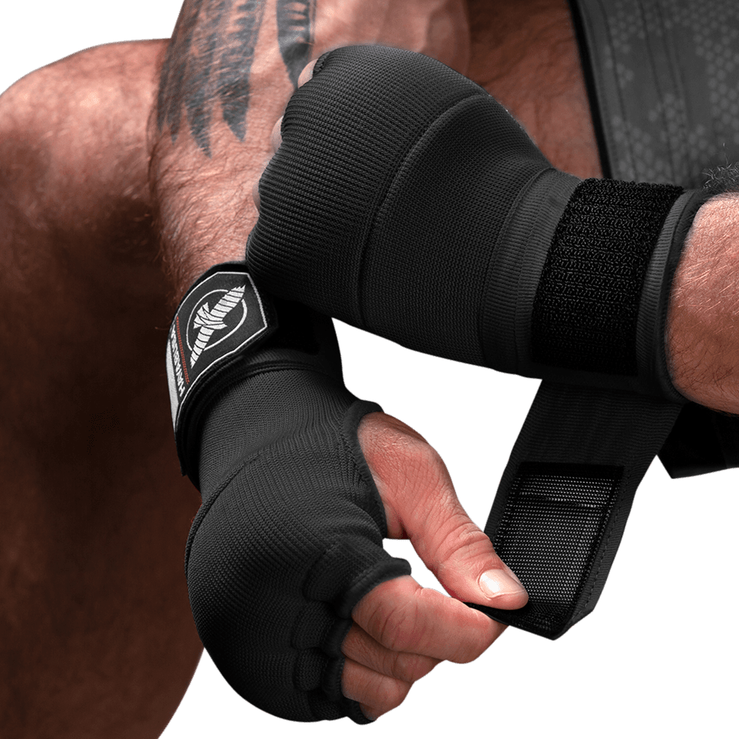 Schwarzer Hayabusa Quick Wrap Liner, getragen mit einem entspannten Band im mexikanischen Stil