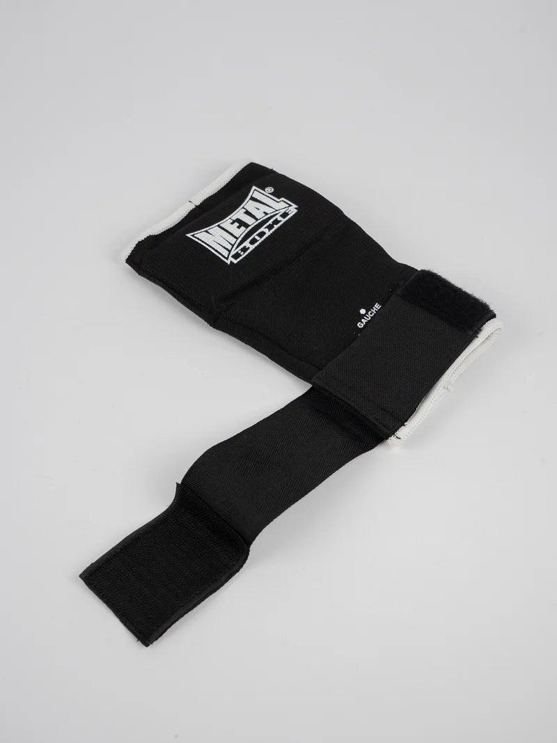 고정되지 않은 검정색 Metal Boxe Max Gel 싱글 라이너의 디테일, 벨크로에 초점