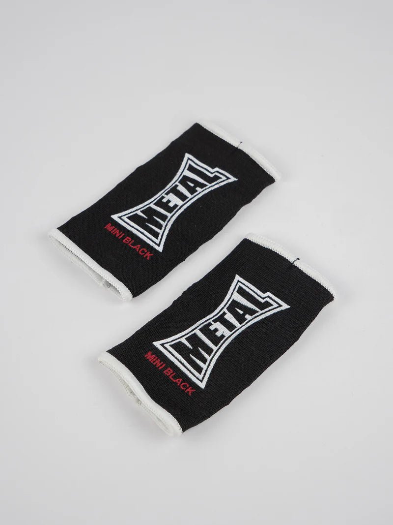 Paar schwarze Halbfinger-Boxhandschuhe aus Metall, flach liegend, Detail des elastischen Stoffes für Kinder