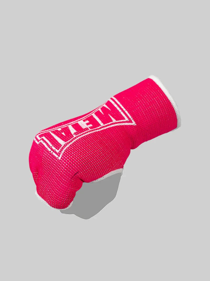Rosa Metall-Boxe-Halbfinger-Unterhandschuh, der an einer Schaufensterpuppe getragen wird, Ansicht der Baumwollpassform
