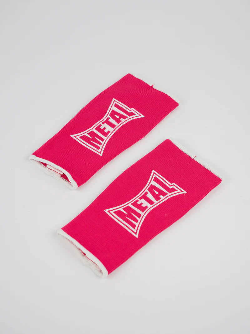 Paio di sottoguanti a mezze dita Metal Boxe rosa stesi, dettaglio del tessuto elastico