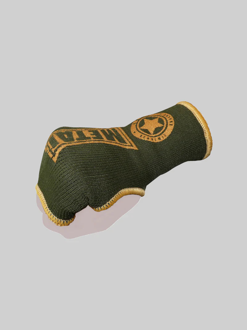 Sottoguanto a mezze dita Metal Boxe verde militare indossato su manichino, vista del fit in cotone