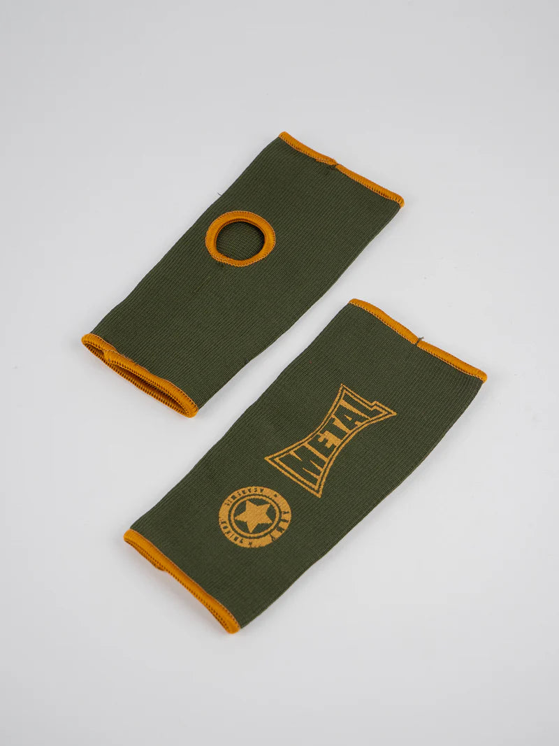 Paio di sottoguanti a mezze dita Metal Boxe verde militare stesi, dettaglio del tessuto elastico