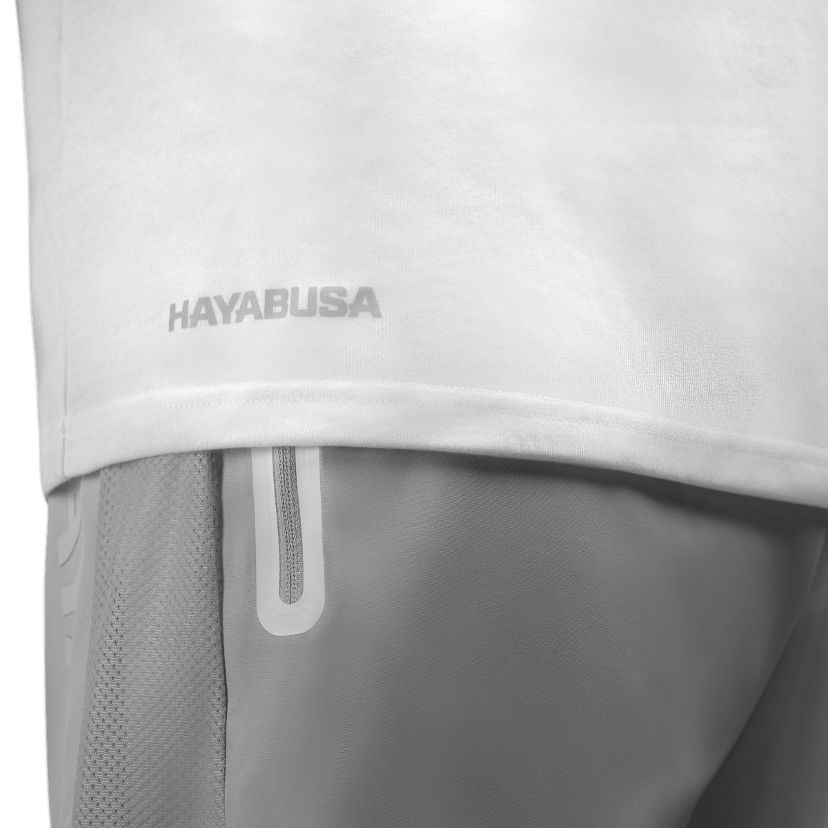 Boční pohled na bílé tričko Hayabusa Essential, detail zakončení nízkého lemu
