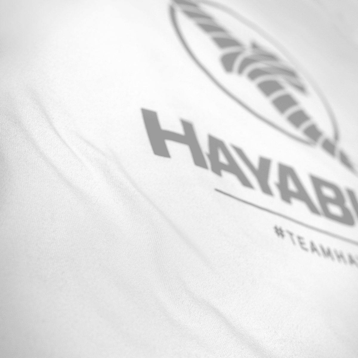 Detail des matten Silikondrucks #TeamHayabusa auf dem weißen T-Shirt