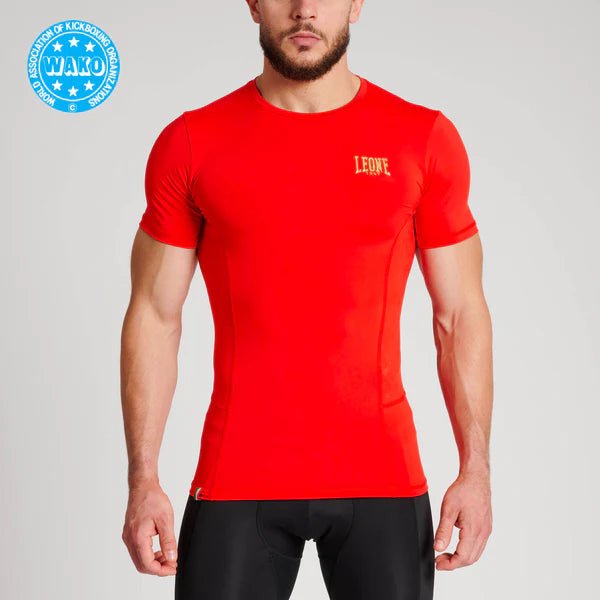 Vista frontal da camiseta vermelha de compressão Leone 1947 para competições oficiais