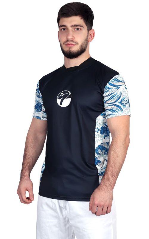 Tampak depan kaos teknis hitam Tokaido Tsunami dengan grafis sublimasi Jepang