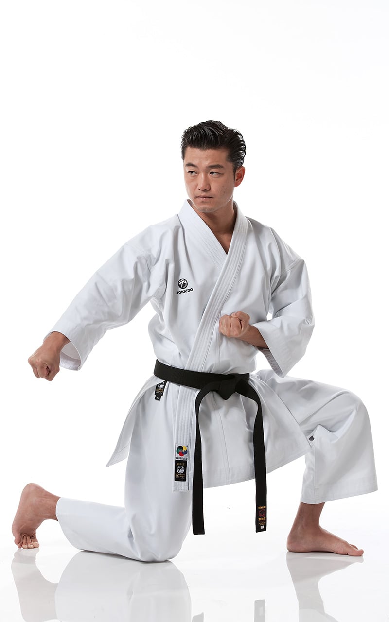Modello che indossa il Karategi Tokaido Kata Master in posa kata