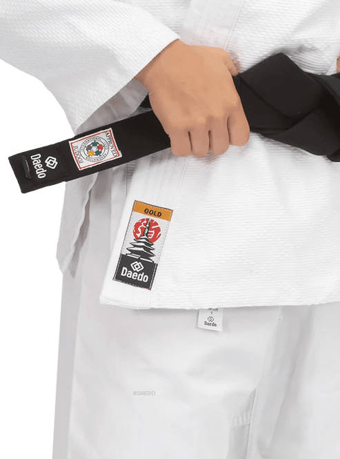 Detail výztuh na ramenou a hrudi bundy Judogi Daedo Gold pro maximální odolnost.