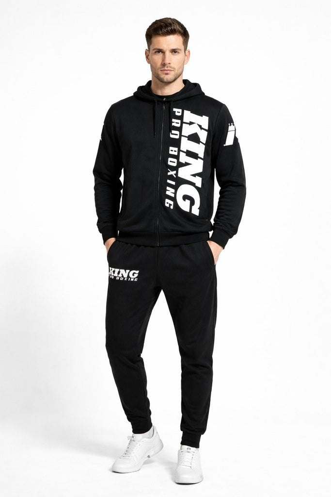 King Pro Boxing REVO zwart compleet pak met capuchon en logo aan de voorkant.