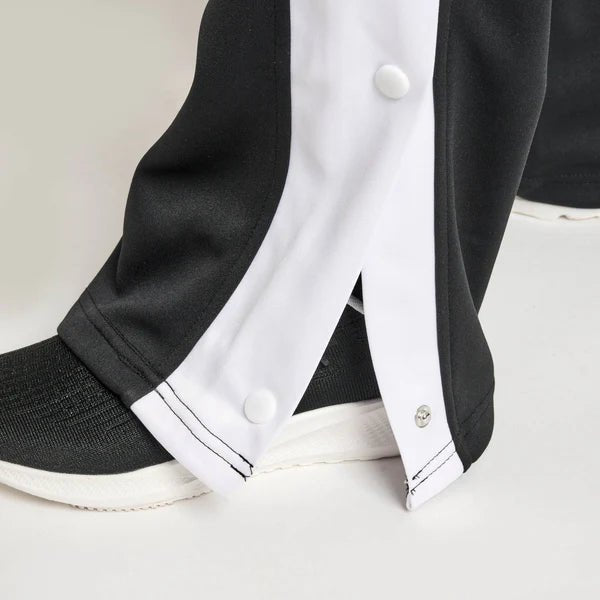 Nahaufnahme der seitlichen Abreißknöpfe der schwarzen Leone Stripe Jogginghose