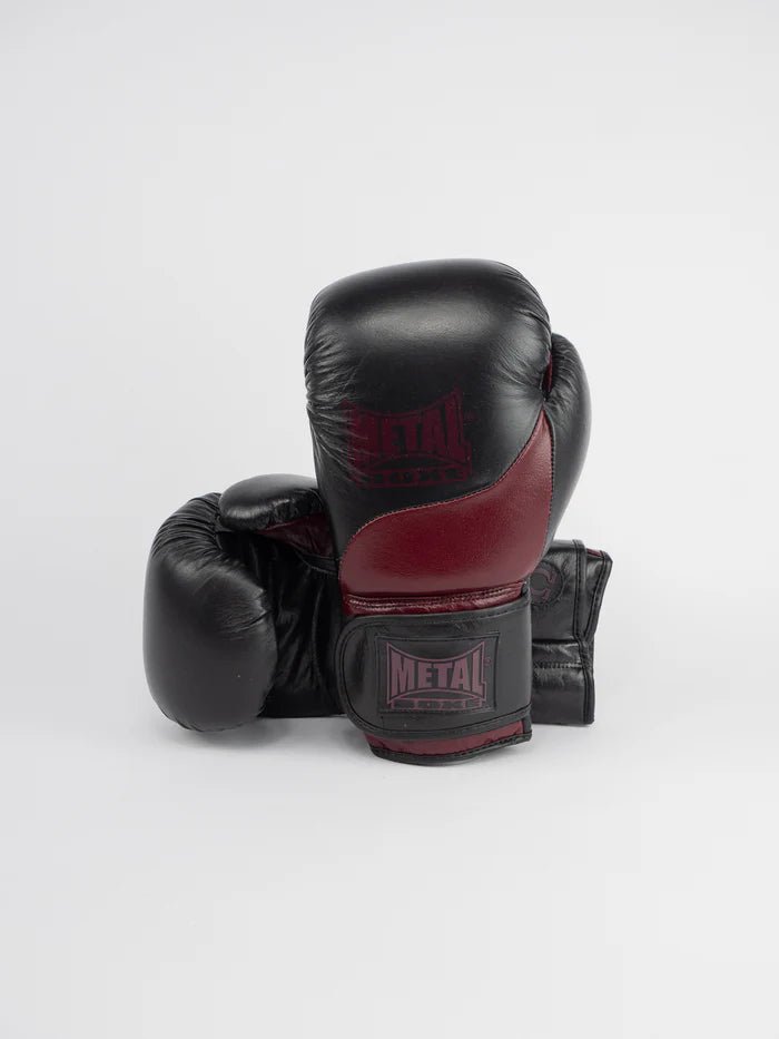 Vedere frontală a mănușilor Metal Boxing Omega din piele neagră și visiniu