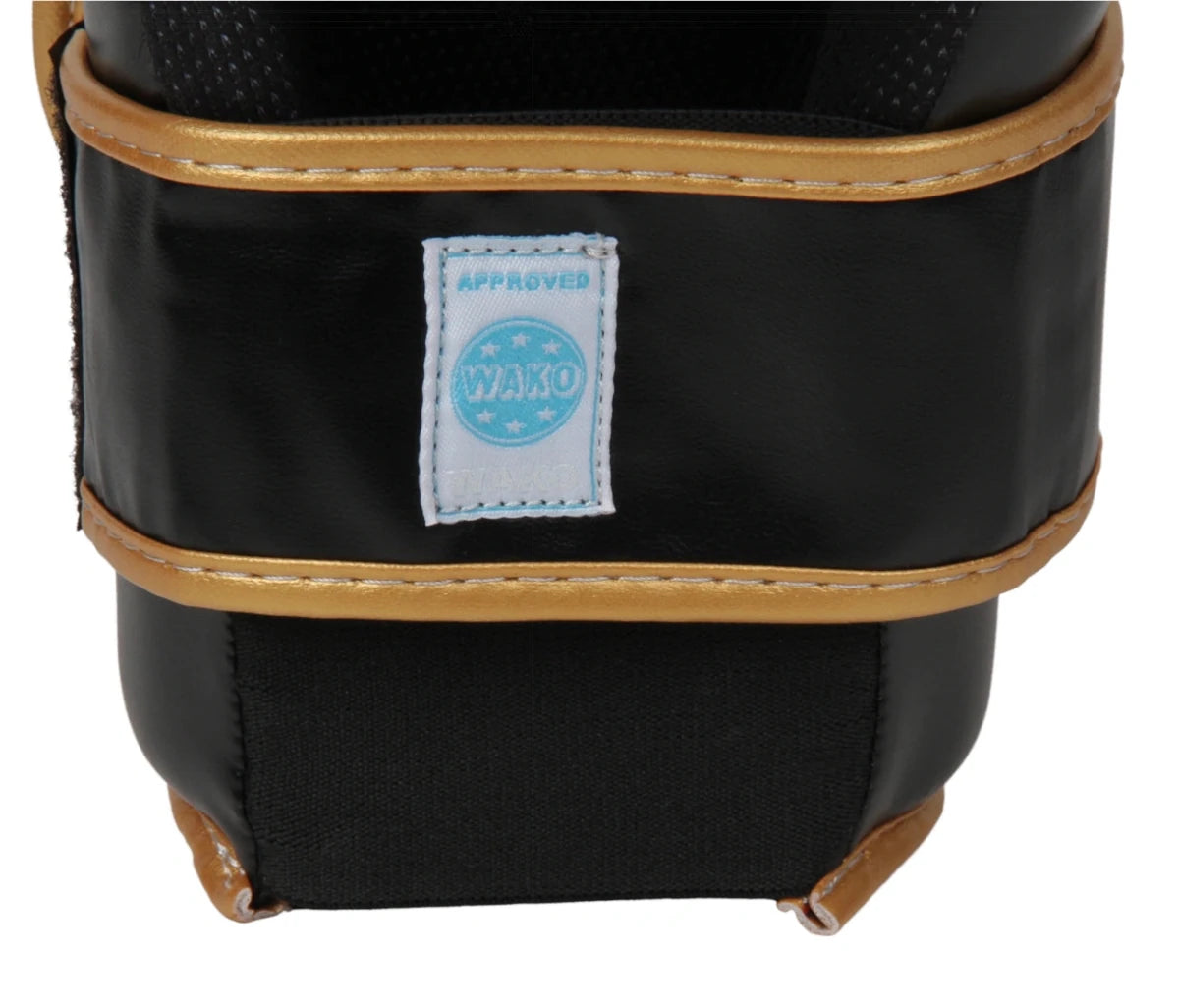 Détail de la fermeture velcro robuste sur le revers du gant WAKO noir