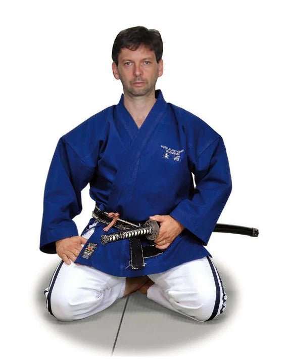 Itaki Master Jujitsu-Uniform, komplett mit blauer Jacke und Hose mit WJJF-Seitenstreifen