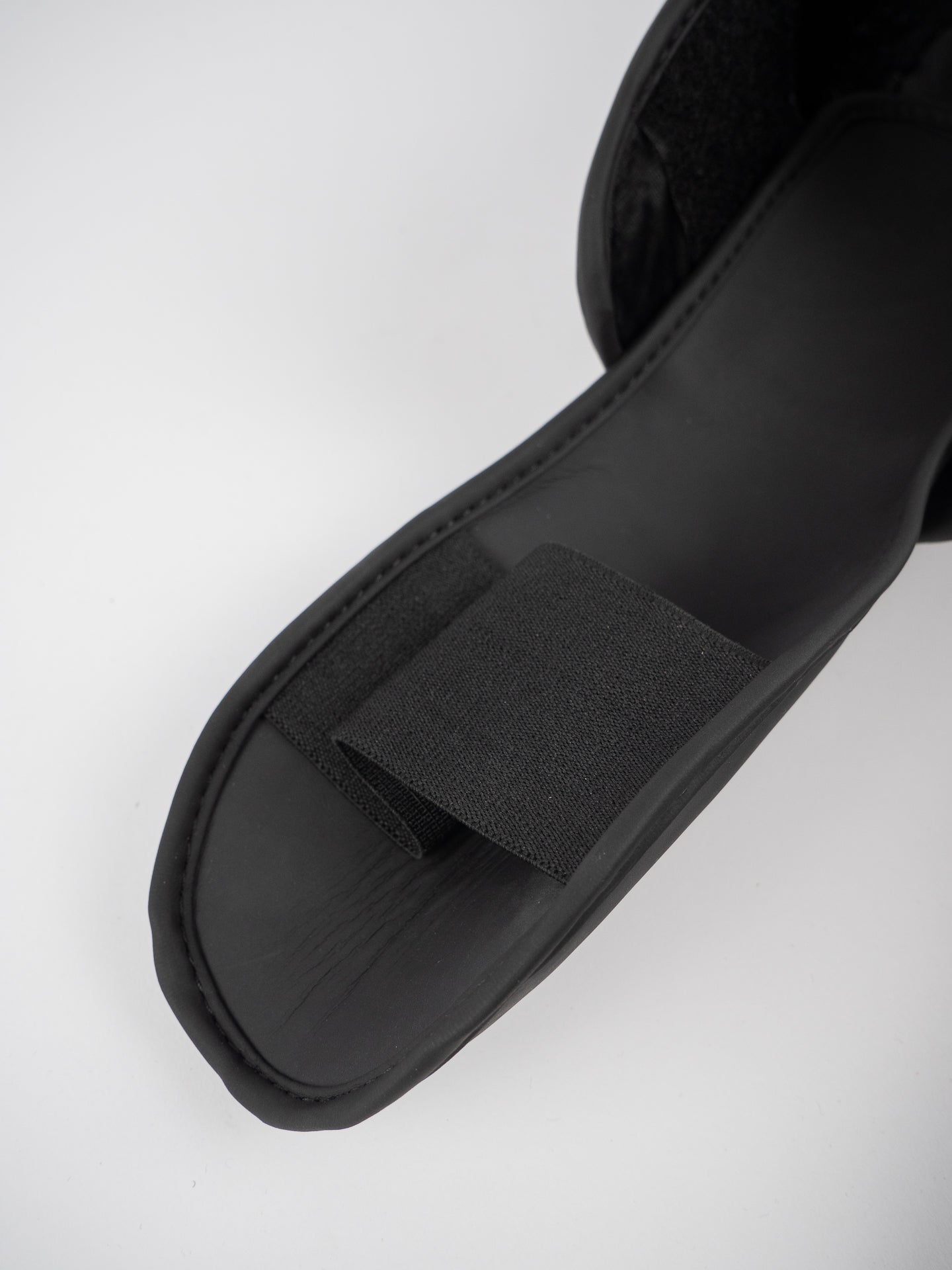 Protège-tibia PRO avec protège-pied amovible noir – Polyvalence et protection
