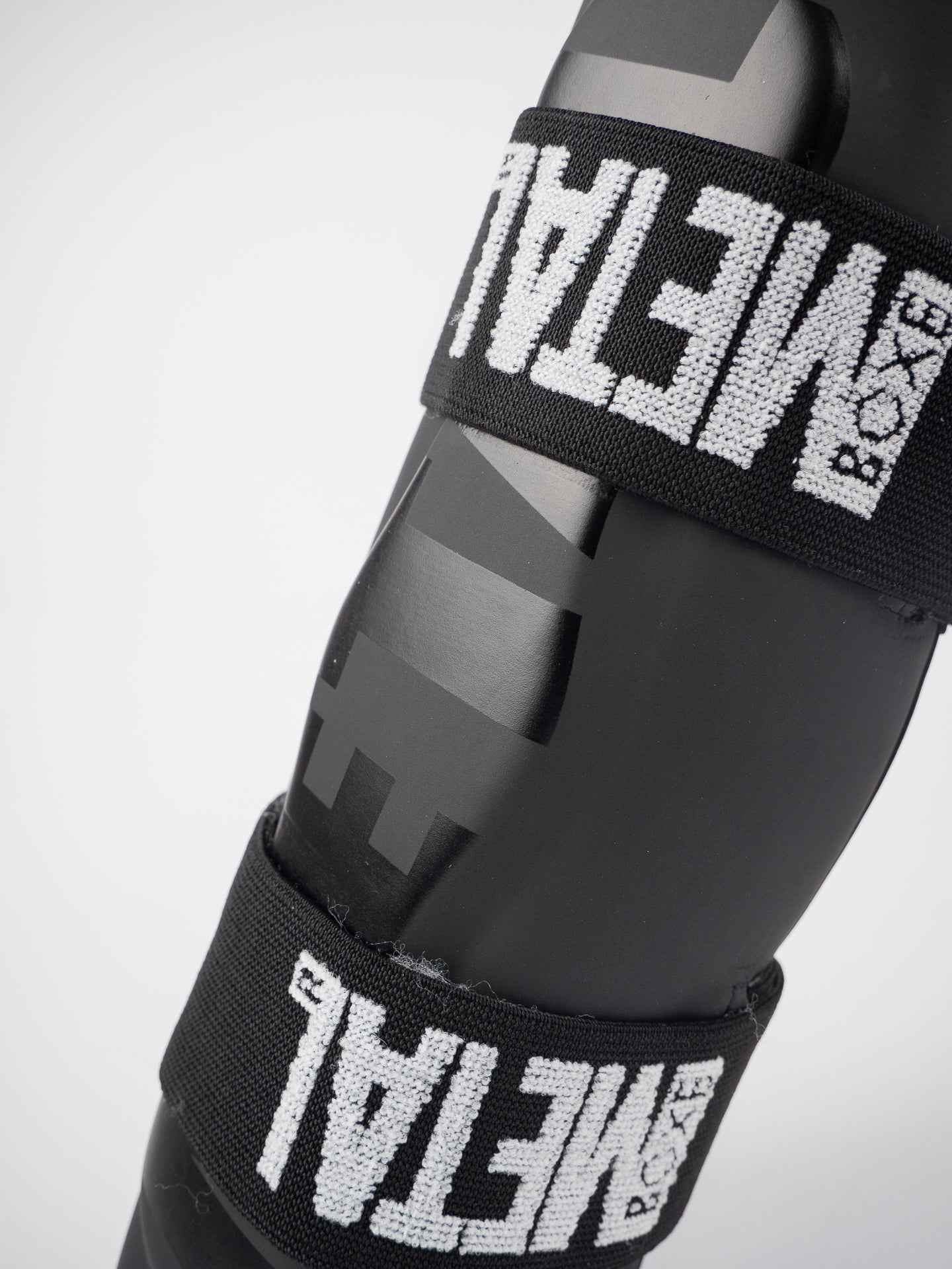 Protège-tibia PRO avec protège-pied amovible noir – Polyvalence et protection