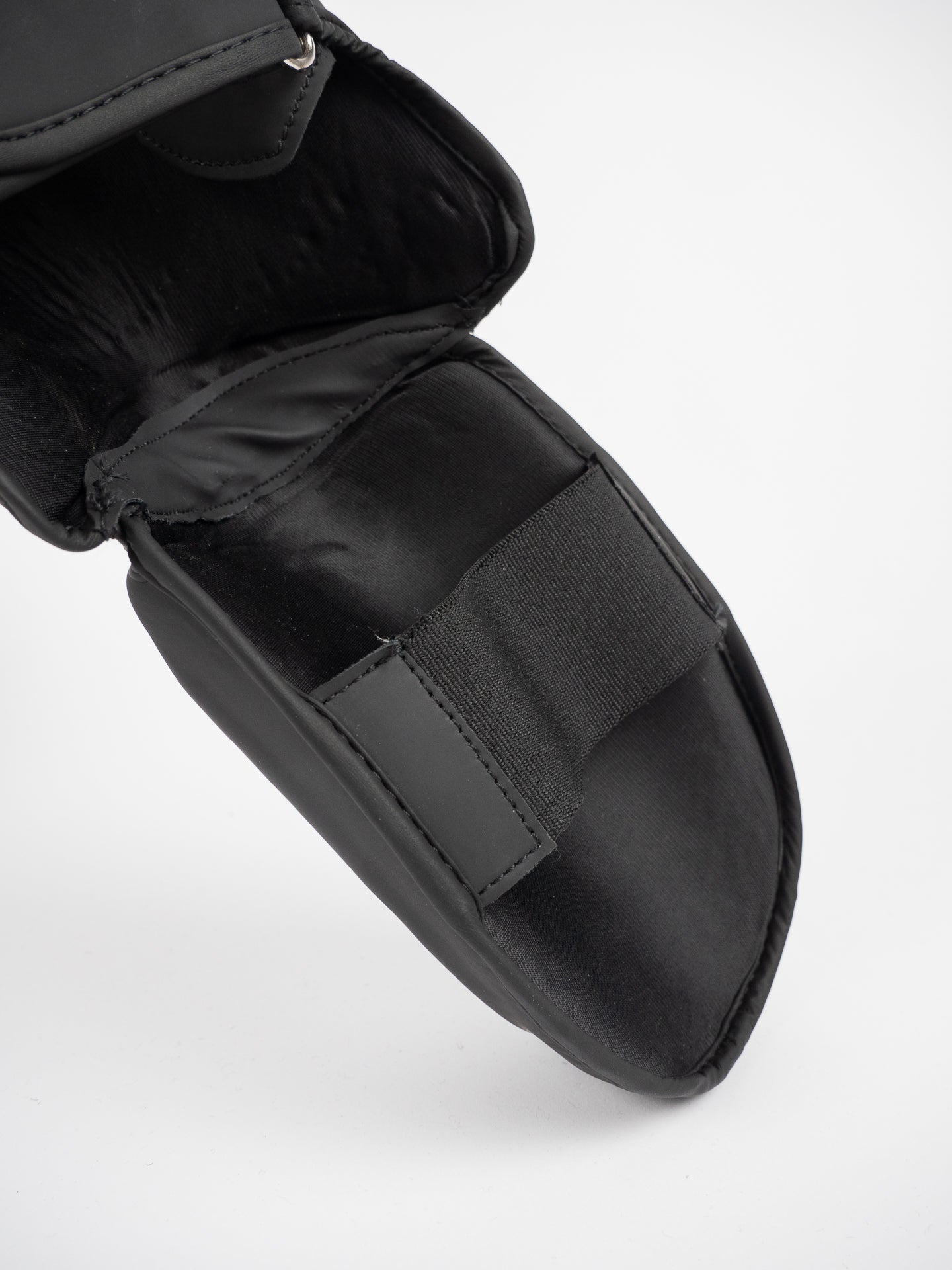 Protège-tibia avec protège-pied Black Light – Légèreté et protection anatomique