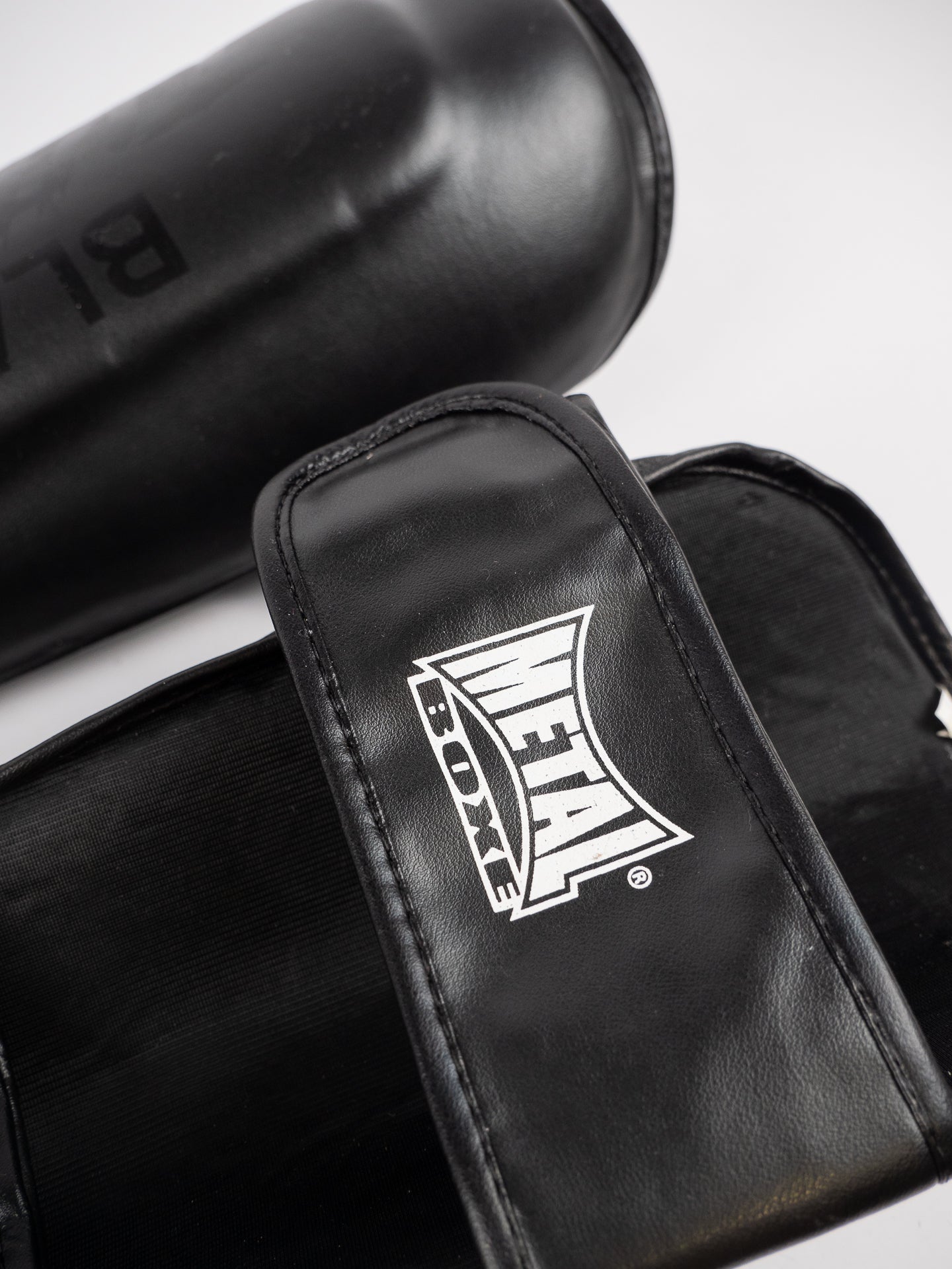 Protège-tibia Metal Boxe Furious Black – Légèreté et Protection