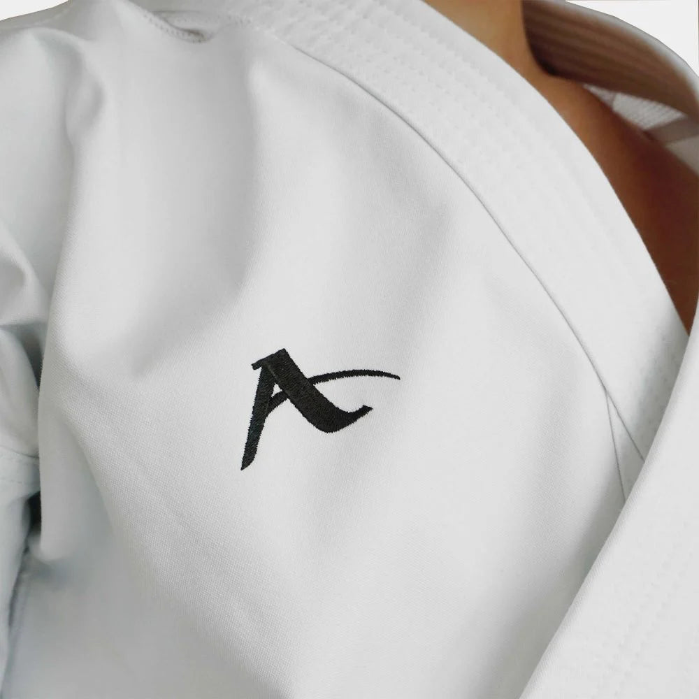 Particolare del ricamo bianco Arawaza sulle spalle della giacca Black Diamond