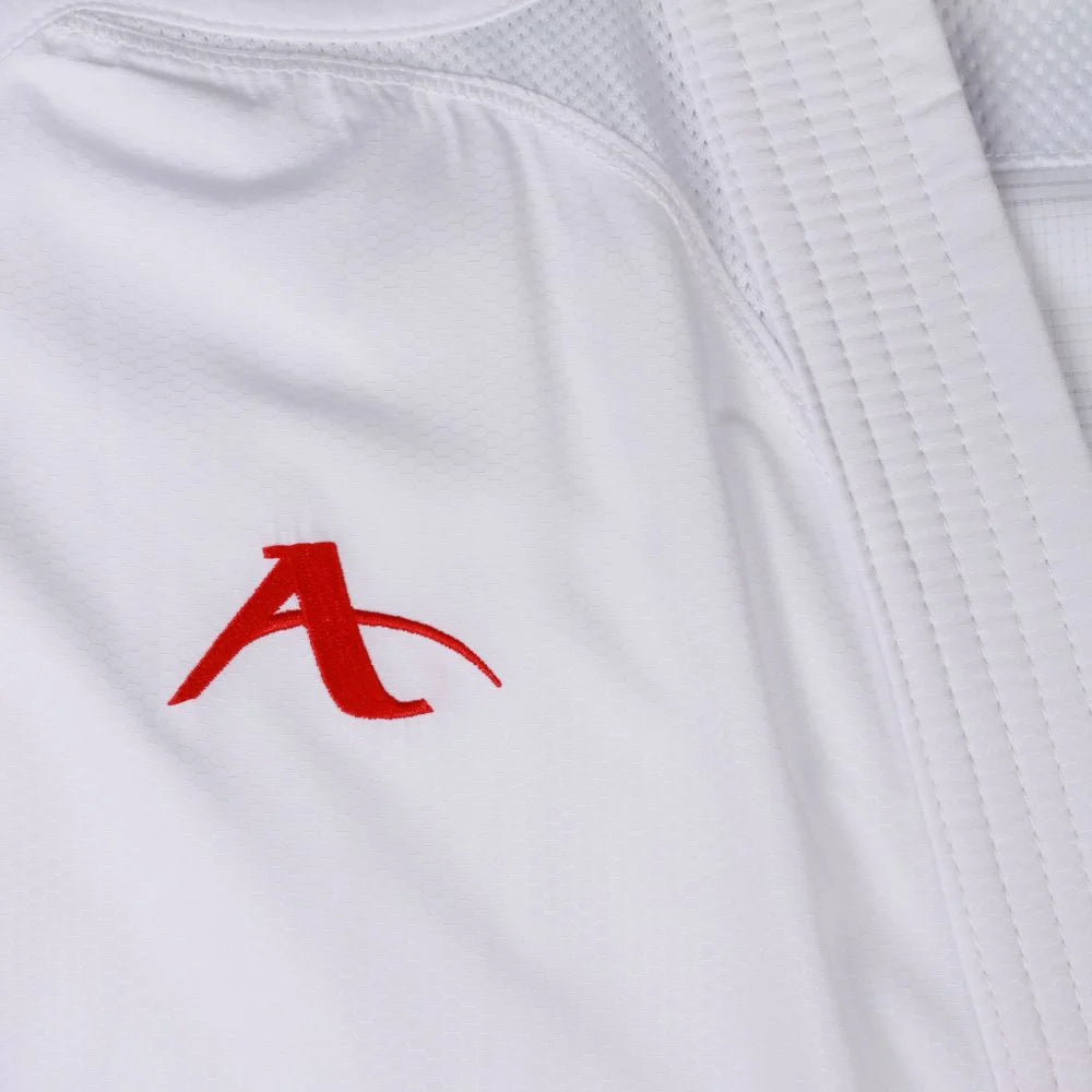 Particolare del logo Arawaza ricamato in filo rosso sul petto