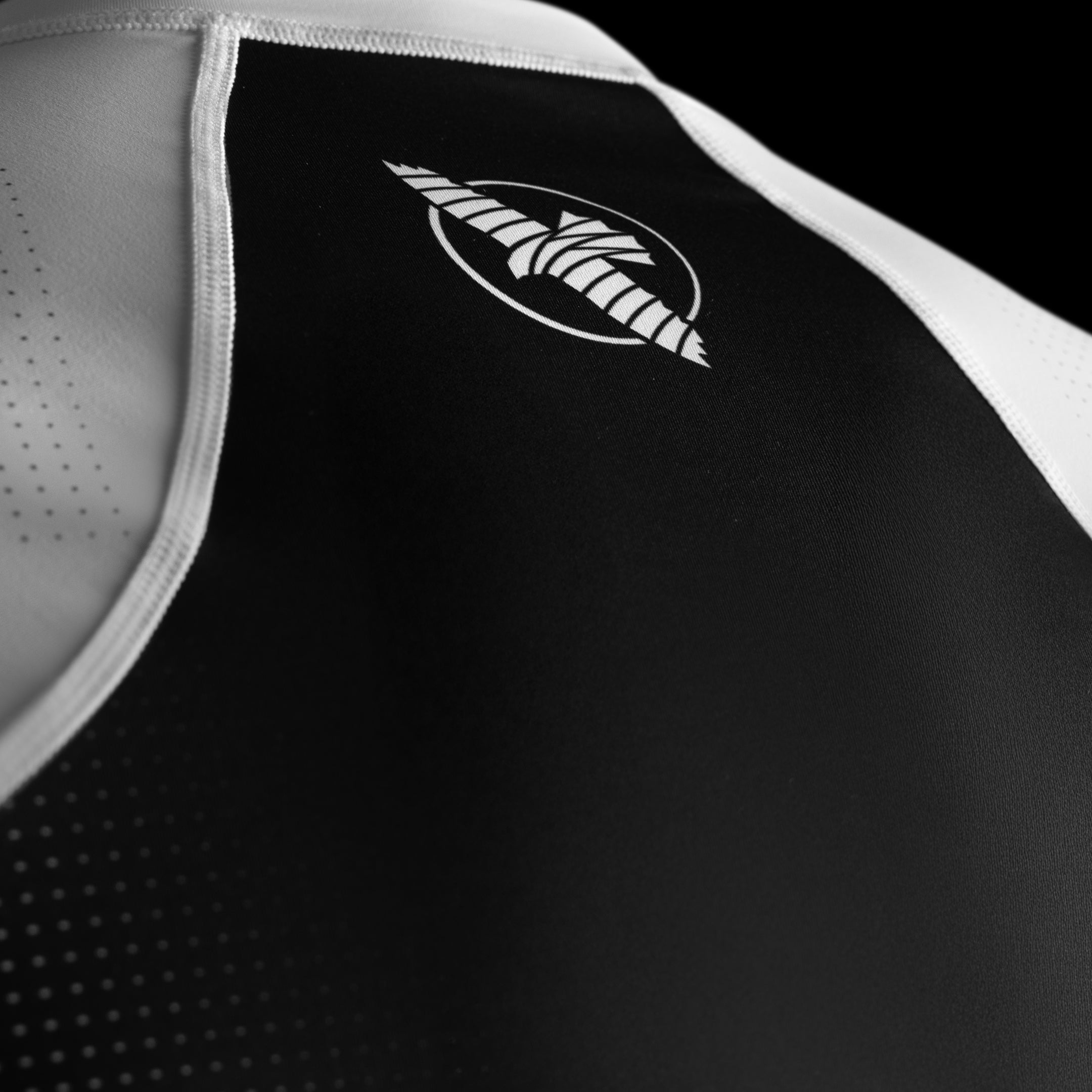 Primo piano del logo ufficiale Hayabusa stampato sul petto della rashguard bianca Pro Ranked