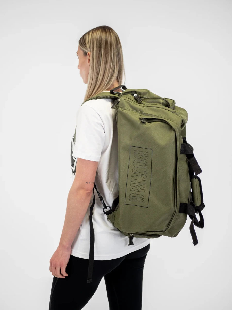 Atleta usando a mochila Metal Boxe Khaki no modo mochila para máximo conforto