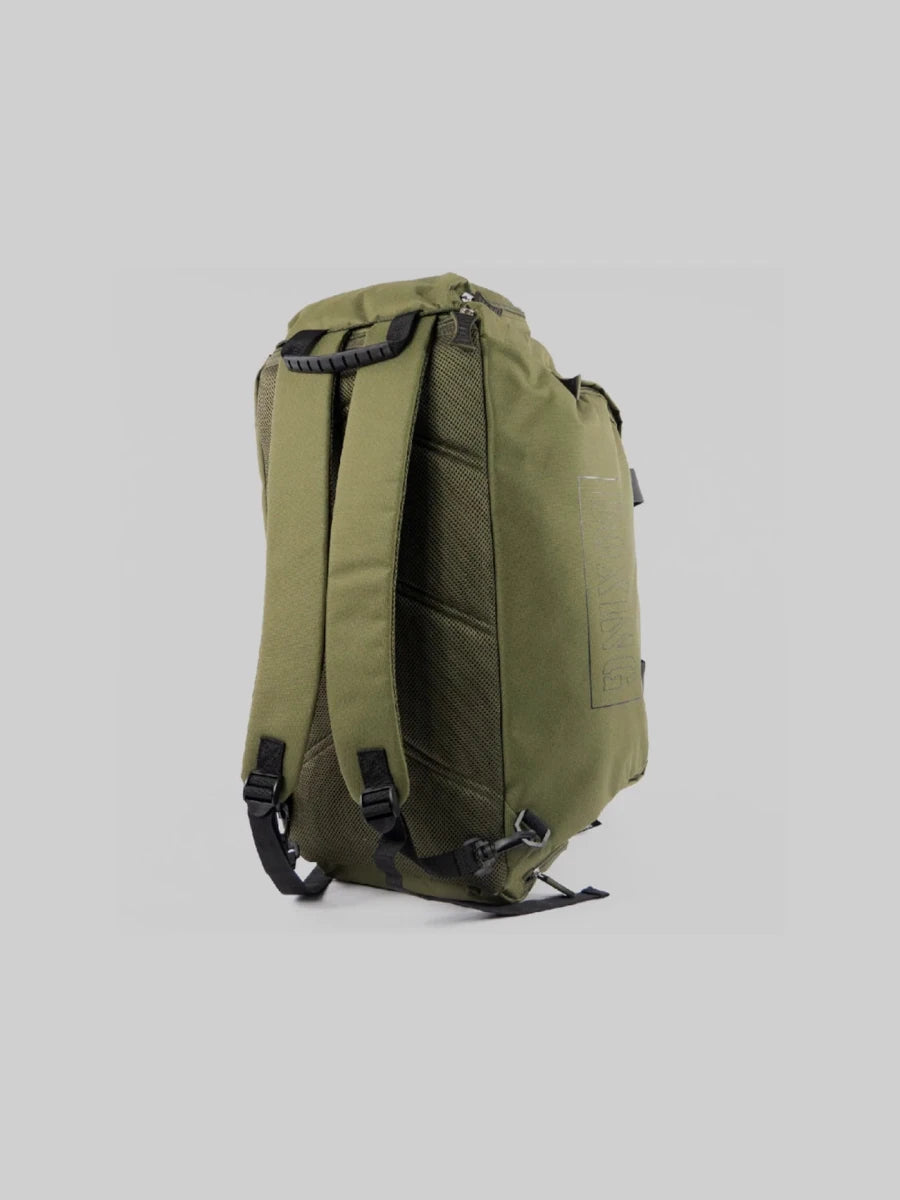 Vista vertical da bolsa Metal Boxe Khaki configurada como mochila com alças acolchoadas