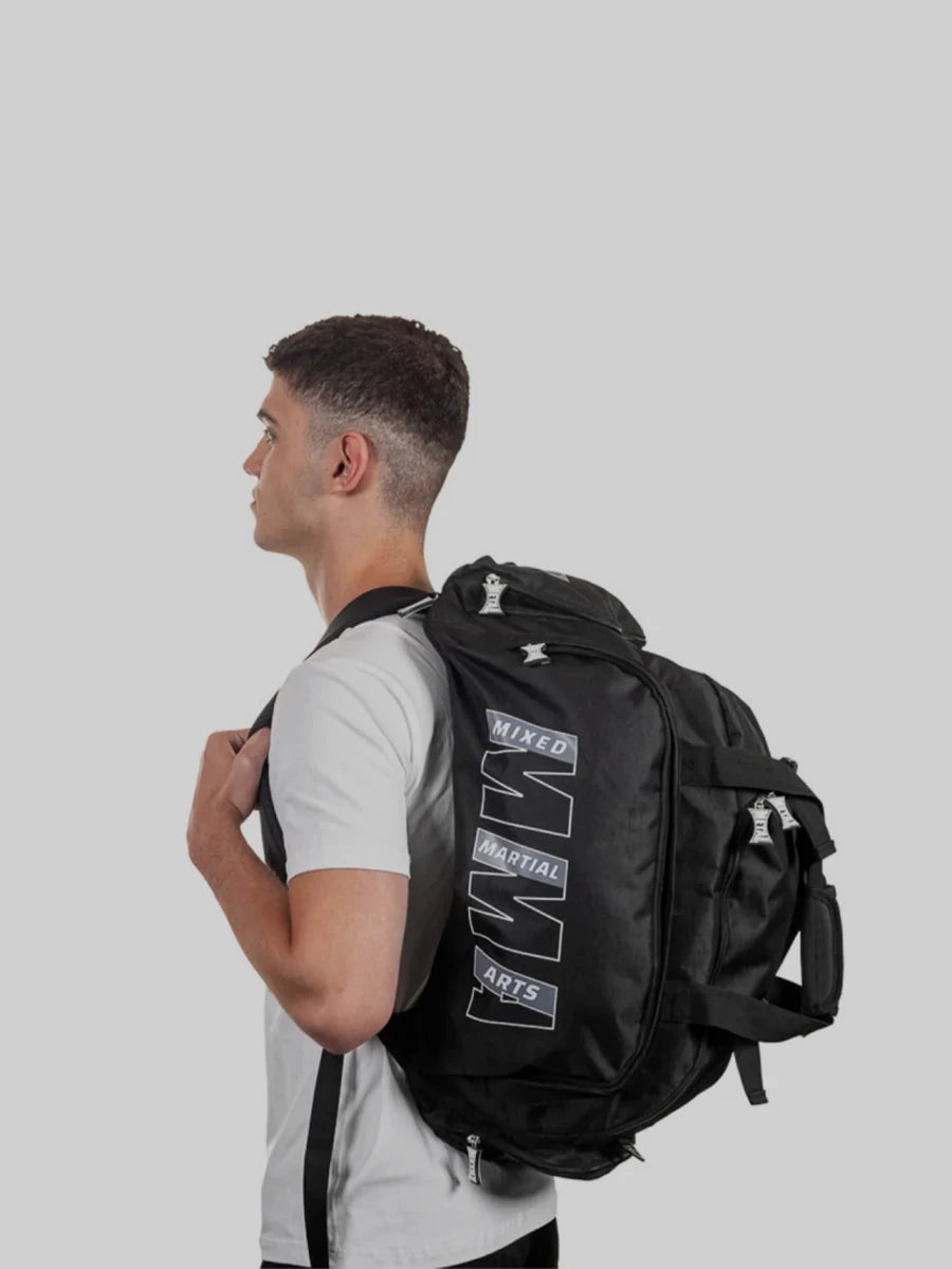 Atlet mengenakan tas Metal Boxing MMA dalam mode ransel untuk kenyamanan maksimal